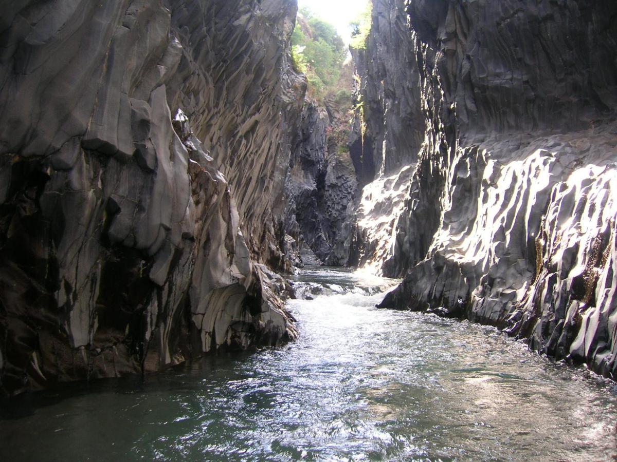"The Gole Of Alcantara Living In The Dream'S Room" Graniti Ngoại thất bức ảnh